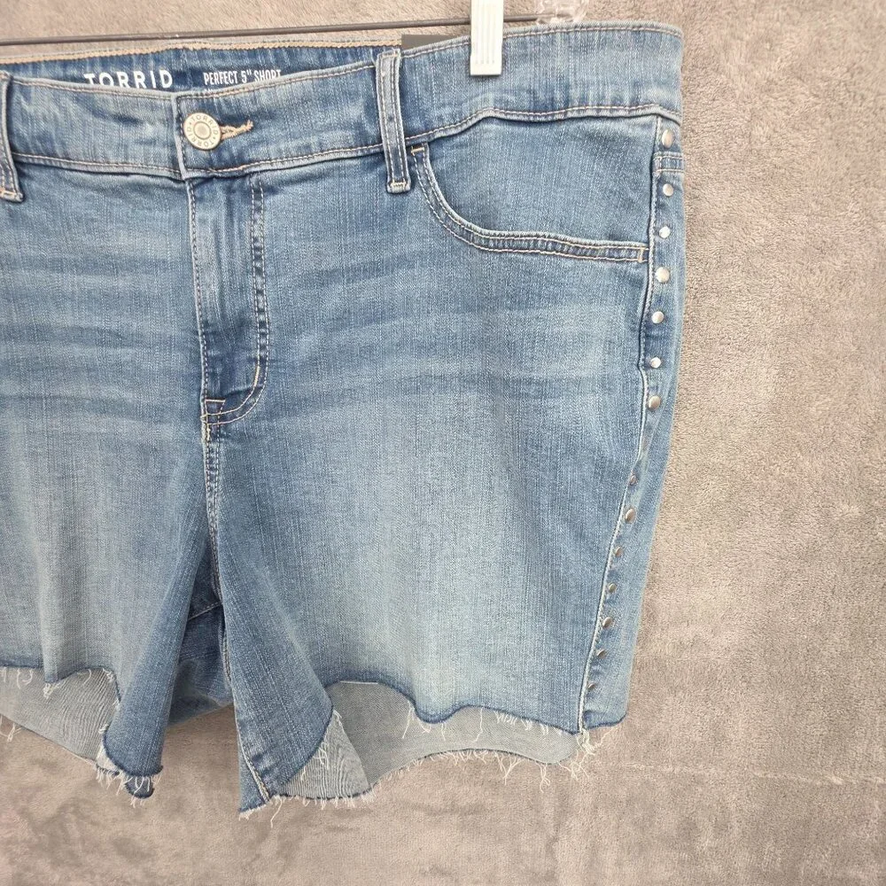 Torrid 5 Inch Perfect Boyfriend Classic Denim Mid Rise Shorts 20 Studs Plus New
